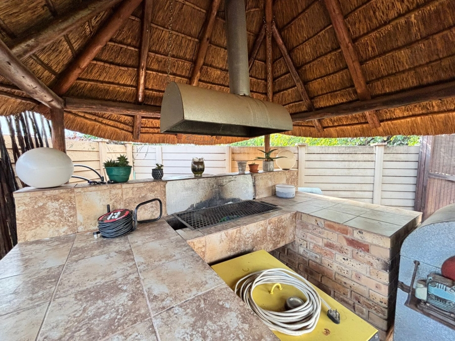 6 Bedroom Property for Sale in Flamwood North West